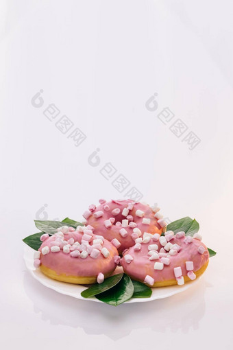 粉红色的上釉洒甜甜圈白色美味的美味的甜蜜的甜甜圈色彩斑斓的洒白色背景甜点色彩斑斓的磨砂粉红色的甜甜圈各种各样的甜甜圈