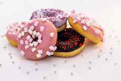 甜甜圈白色背景概念艺术甜甜圈颜色上釉甜蜜的甜点快食物面包店概念色彩斑斓的甜甜圈巧克力紫色的粉红色的甜甜圈