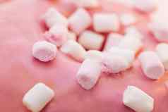 关闭粉红色的白色迷你棉花糖粉红色的甜甜圈食物光甜蜜的甜点糖果美味的糖开胃的甜蜜的甜甜圈甜点粉红色的釉特写镜头