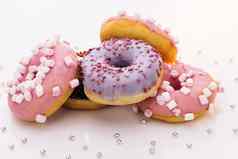 甜甜圈颜色上釉甜蜜的甜点快食物面包店概念色彩斑斓的甜甜圈巧克力紫色的粉红色的甜甜圈甜甜圈白色背景概念艺术