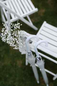 白色木椅子婚礼仪式