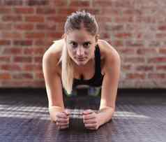 时间使核心流行拍摄女人体重练习健身房