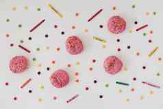 假期生日聚会，派对作文色彩斑斓的粉红色的上釉甜甜圈白色