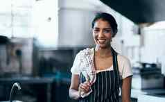 女王餐饮行业肖像自信年轻的女人站厨房咖啡馆