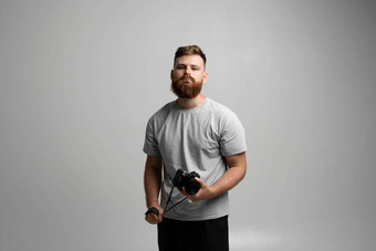 肖像有胡子的专业摄影师数码<strong>单反</strong>相机相机直相机孤立的灰色的背景
