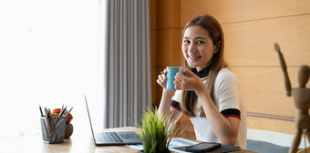 肖像微笑美丽的亚洲女人放松技术移动PC电脑坐着<strong>表格</strong>年轻的有<strong>创意</strong>的女孩工作打字键盘首页工作首页概念