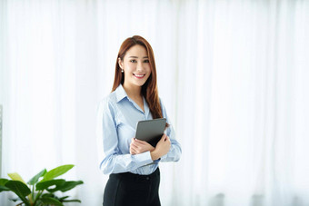 企业家业务老板会计肖像开始小企业亚洲人持有微笑平板电脑办公室