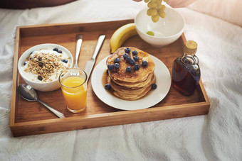 早餐重要的早餐床上天堂高角拍摄认不出来男人。享受早餐床上首页