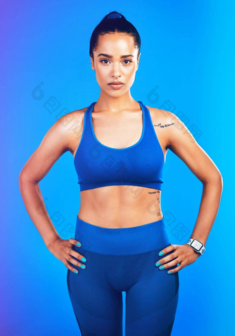 <strong>不</strong>挑战<strong>不改</strong>变工作室肖像有吸引力的年轻的女运动员摆姿势蓝色的背景