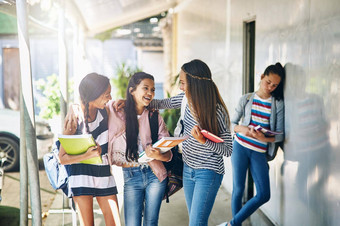 学校熟朋友拍摄集团<strong>女生聊天</strong>走廊教室