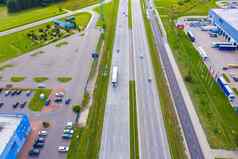 空中前视图高速公路汽车交通汽车运输概念