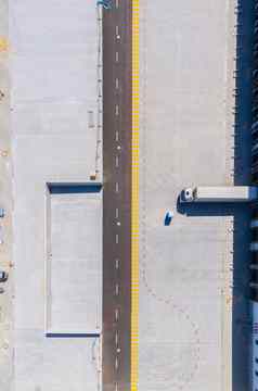 空中视图货物仓库物流中心工业城市区空中视图卡车加载物流中心股票照片