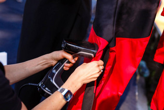 裁剪女航空母舰衣服悬挂器女人<strong>轮船</strong>清洁衣服一边视图复制空间金发女郎高加索人夫人电莫德<strong>轮船</strong>穿着随便首页聪明的房子概念