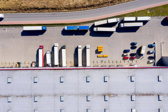 空中拍摄卡车附加半预告片离开工业仓库存储建筑加载区域卡车负载卸载商品