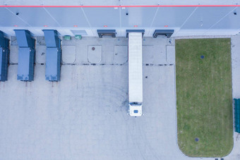 空中视图卡车卸货徽标中心物流中心工业城市区空中视图卡车加载物流中心
