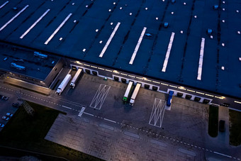 空中视图货物仓库晚上物流中心工业城市区空中视图卡车加载物流中心视图无人机