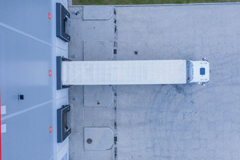 空中视图货物仓库物流中心工业城市区空中视图卡车加载物流中心