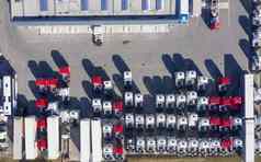 空中前视图白色半卡车货物预告片停车