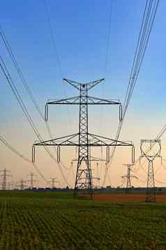 高电压塔概念技术行业不断上升的能源价格不断上升的电能源价格能源危机引起的战争俄罗斯乌克兰