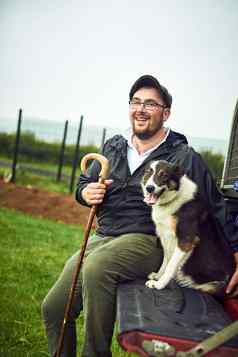 肖像快乐的年轻的农民狗放松绿色场农场一天