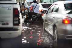 曼谷泰国洪水公共路摩托车minitruck交通小时