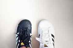 曼谷泰国7月双黑色的白色颜色运动鞋阿迪达斯鞋子