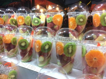 夏天聚会，派对美味的新鲜的切片热带水果塑料容器酒店餐厅健康的食物