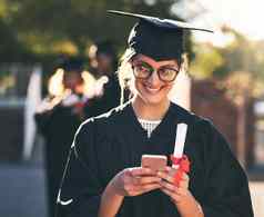 状态更新猜一猜毕业拍摄年轻的女人移动电话毕业一天