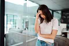 工作场所压力主要风险因素焦虑抑郁症拍摄年轻的女商人强调办公室