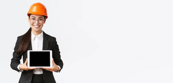 微笑专业亚洲女架构师介绍项目工程师显示图数字平板电脑显示使演讲企业工厂站白色背景