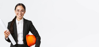 微笑专业亚洲女架构师业务西装眼镜携带蓝图<strong>首页设计</strong>安全头盔工程师介绍项目输入建设区域白色背景