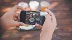 女人手采取照片食物移动电话客户女人智能手机图片食物分享朋友咖啡馆餐厅商店技术数字聪明的电话