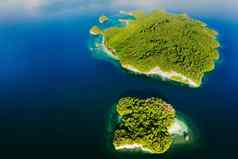海洋完整的岛屿高角拍摄美丽的绿色岛屿海洋