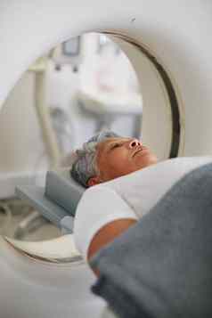 扫描进步拍摄高级女人核磁共振扫描