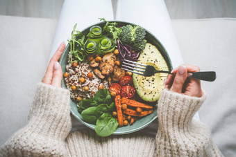 女人持有板美味的素食主义者素食者食物<strong>健康</strong>的素食主义者餐素食主义者佛碗<strong>健康</strong>的食物<strong>健康</strong>的吃饮食