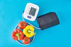 数字血压力监控新鲜的蔬菜蓝色的背景医疗保健概念