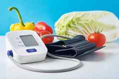 数字血压力监控新鲜的蔬菜表格蓝色的背景医疗保健概念