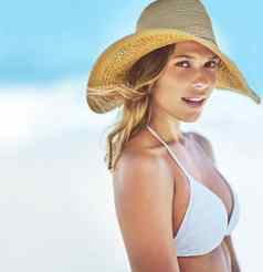 住安全夏天太阳华丽的遮阳帽肖像华丽的年轻的女人比基尼海滩