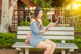 可爱的女孩坐着板凳上阅读书漂亮的年轻的拉丁女孩阅读书板凳上