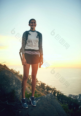 刺激搜索冒险肖像年轻的女人徒步旅行山