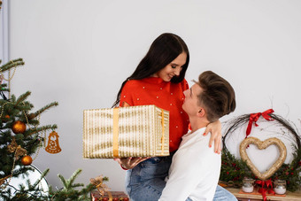 男孩解除亲爱的大豆快乐夫妇爱拥抱圣诞节树生活房间独特的圣诞节大气