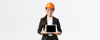 微笑专业亚洲女架构师<strong>介绍项目</strong>工程师显示图数字平板电脑显示使演讲企业工厂站白色背景