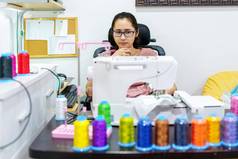 刺绣手工艺品爱好锻造业务家庭业务肖像亚洲女设计师设计模式自动刺绣机器客户订单