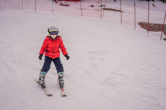 孩子滑雪山活跃的蹒跚学步的孩子安全头盔护目镜波兰人滑雪比赛年轻的孩子们冬天体育运动家庭孩子们滑雪教训高山学校滑雪赛车雪