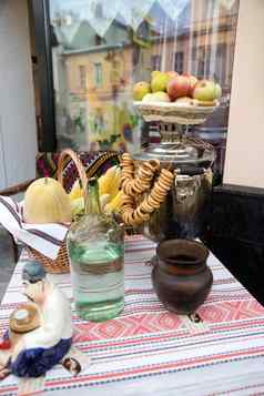 表格装饰瓶乌克兰伏特加茶壶篮子苹果百吉饼绳子绣花毛巾粘土能雕塑乌克兰