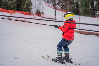 男孩培训电梯孩子滑雪山活跃的蹒跚学步的孩子<strong>安全</strong>头盔护目镜波兰人滑雪比赛年轻的孩子们冬天体育运动家庭孩子们滑雪教训高山<strong>学校</strong>滑雪赛车雪