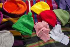 五彩缤纷的针织钩针编织的帽子围巾手套铺设计数器装饰