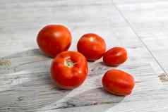 类型新鲜的西红柿谎言米色木表格