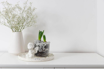 满天星陶瓷花瓶风信子玻璃花瓶白色梳妆台视图现代斯堪的那维亚风格室内生活房间洗脸台花瓶极简主义概念