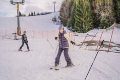 女人学习滑雪教练冬天体育运动滑雪教训高山学校